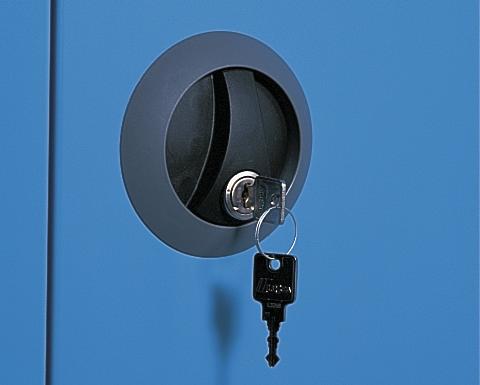 Schlüssel steckt im runden Schließzylinder eines blauen Schranks oder Tresors.