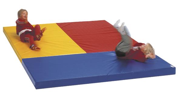 Kinder spielen auf einer bunten Gymnastikmatte aus Schaumstoff.