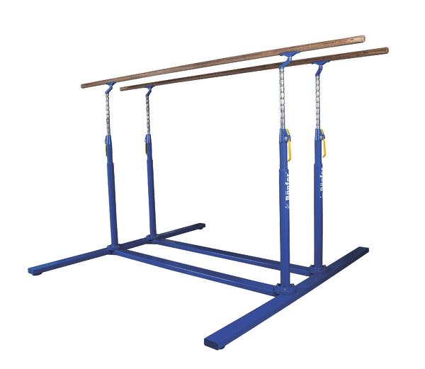 Höhenverstellbarer Turnbarren mit blauer Metallkonstruktion und Holzstangen für Gymnastikübungen.