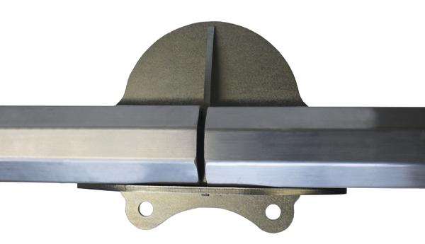 Metallverbindung mit zwei verbundenen Stahlprofilen und Befestigungsplatte auf weißem Hintergrund.