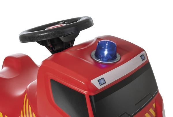 Rotes Kinder-Feuerwehrauto mit Lenkrad und blauem Blinklicht, Nahaufnahme.