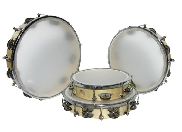 Drei verschiedene Tamburine mit Trommelfellen und Schellen auf weißem Hintergrund.