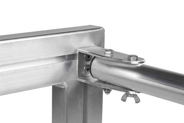 Verbindung aus Aluminiumprofil und Rundrohr mit Schrauben und Flügelmutter, Nahaufnahme.