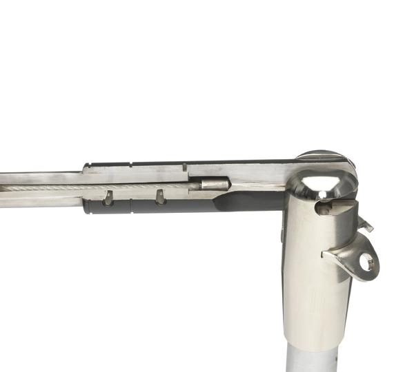 Detailaufnahme eines verstellbaren Edelstahl-Geländerpfostens mit Spannseilhalterung.