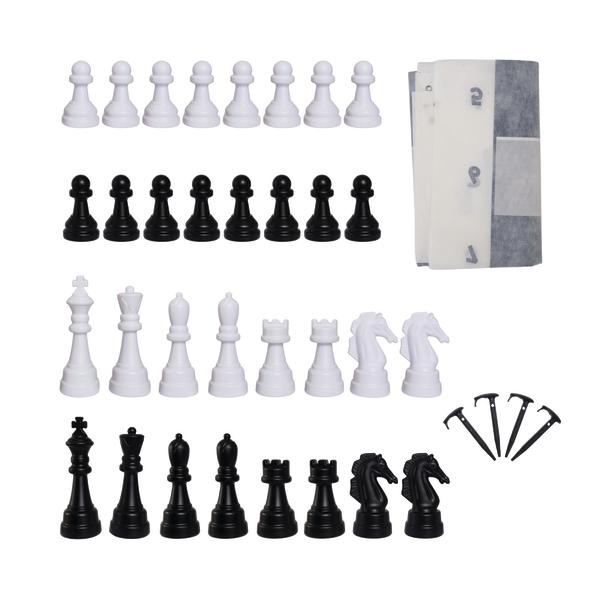 Set mit schwarzen und weißen Schachfiguren, Spielmatte und Befestigungsheringen vor weißem Hintergrund.