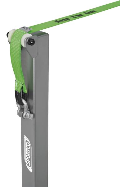 Grauer Slackline-Ständer mit grünem Band und "Keep The Line"-Aufdruck, Sportico-Logo sichtbar.