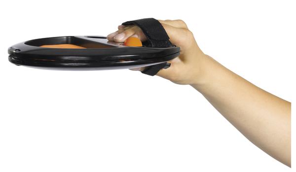 Hand hält schwarzen Trainingsring mit orangefarbenem Griff für Fitnessübungen.