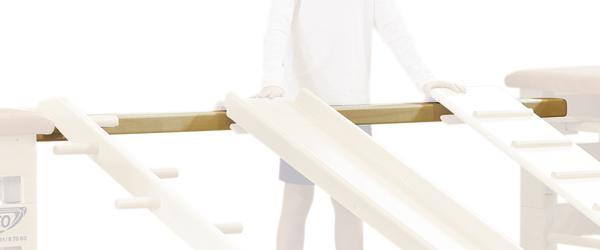 Therapeutische Schrägbretter für Physiotherapie mit Patient und Therapeut im Hintergrund.