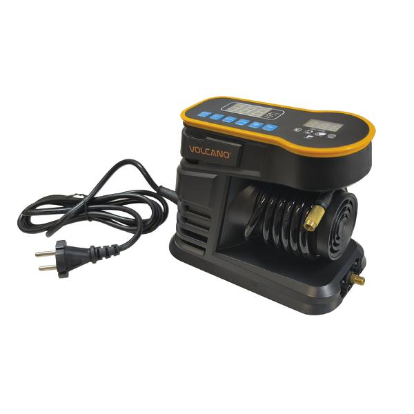 Kompakter schwarzer VOLCANO-Kompressor mit digitalem Display, aufgewickeltem Schlauch und Netzkabel vor weißem Hintergrund.
