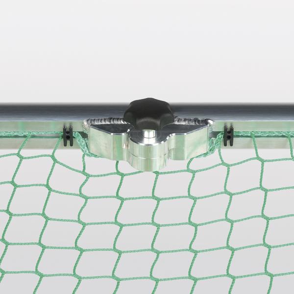 Metallische Spannvorrichtung mit grünem Netz an einem Sporttorrahmen.