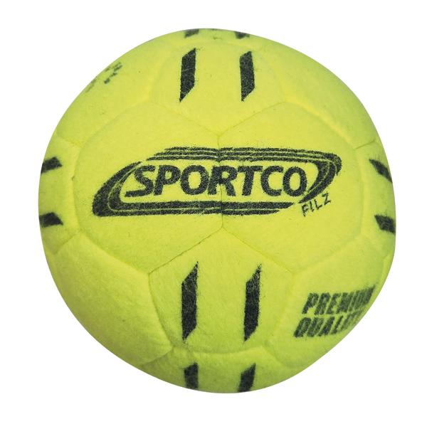 Gelber SPORTCO Filz Fußball mit schwarzem Muster