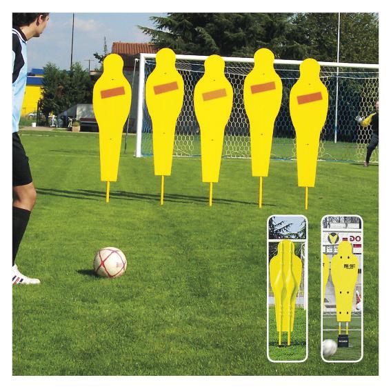 Fußballspieler schießt Ball auf Tor mit gelben Trainingspuppen als Mauer.