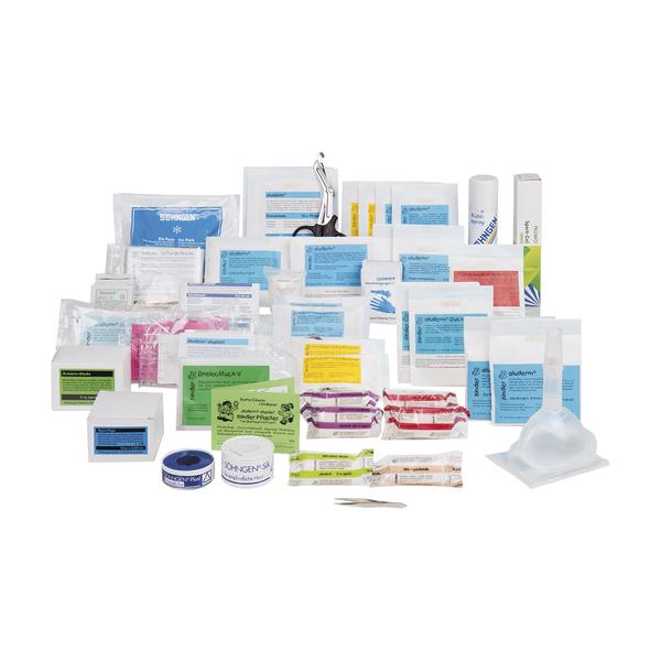 Erste-Hilfe-Set mit verschiedenen Verbandsmaterialien und medizinischen Hilfsmitteln auf weißem Hintergrund.