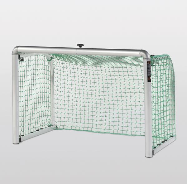 Kleines Fußballtor mit grünem Netz und silbernem Metallrahmen für Kinder und Jugend.