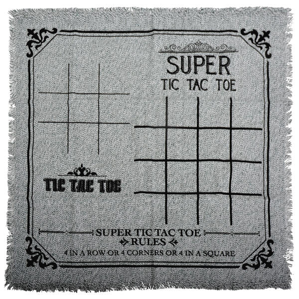 Grauer Spielteppich mit zwei Tic Tac Toe Spielfeldern und Spielregeln in Schwarz.