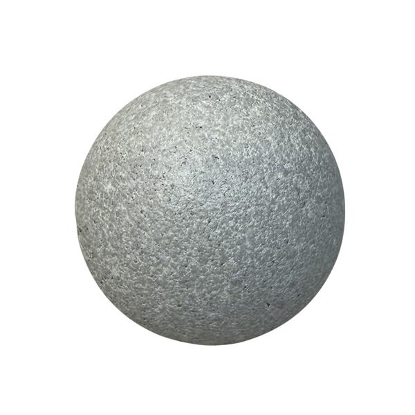 Weiße Tischtennisball-Kugel aus Kork auf weißem Hintergrund, Nahaufnahme.