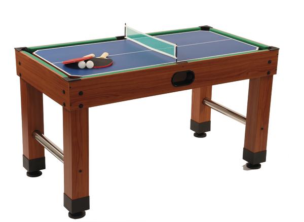 Tischtennistisch mit Holzrahmen, Netz, zwei Schlägern und zwei Bällen auf blauem Spielfeld.