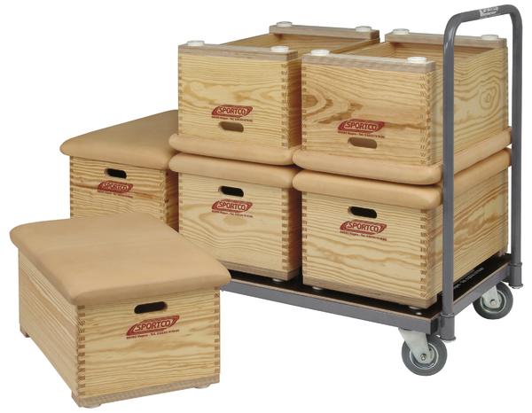 Stapelbare Holzturnkästen mit gepolsterten Deckeln auf Transportwagen für Sport und Gymnastik.