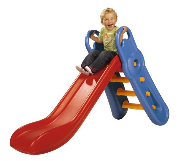 Kind auf roter und blauer Kinderrutsche, lachend und spielend, vor weißem Hintergrund.