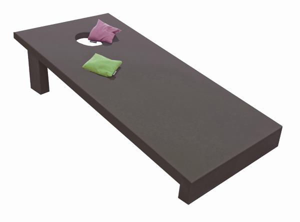 Braunes Cornhole-Spielbrett mit pinken und grünen Wurfsäcken auf weißem Hintergrund.