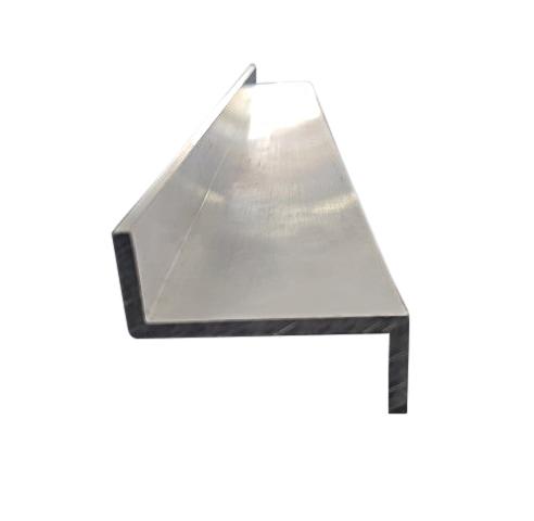 Verzinktes Stahlwinkelprofil mit drei unterschiedlichen Seitenlängen, isoliert auf weißem Hintergrund.