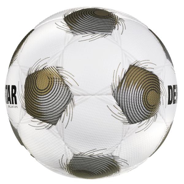Weißer DERBYSTAR Brillant APS Fußball mit gold-schwarzem Spiraldesign, glänzenden Designelementen in Silber und strukturierter Oberfläche seitliche Ansicht