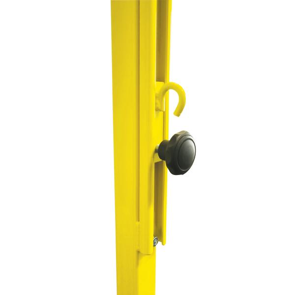 Gelber Metallpfosten mit schwarzem Drehknopf und Haken, isoliert auf weißem Hintergrund.