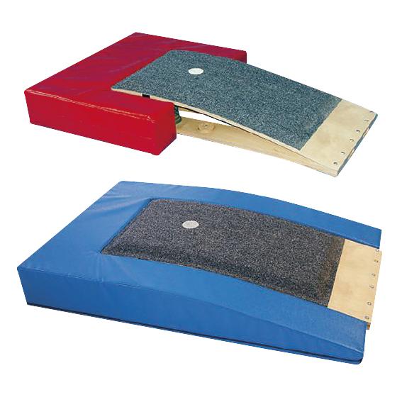 Blaues und Rotes Sprungbrett mit rutschfester Oberfläche und Holzunterbau für Turnübungen.