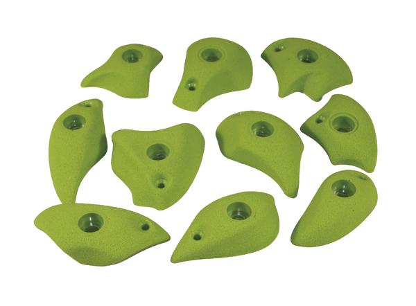 Grüne Klettergriffe aus Kunststoff in verschiedenen Formen für Kletterwände.