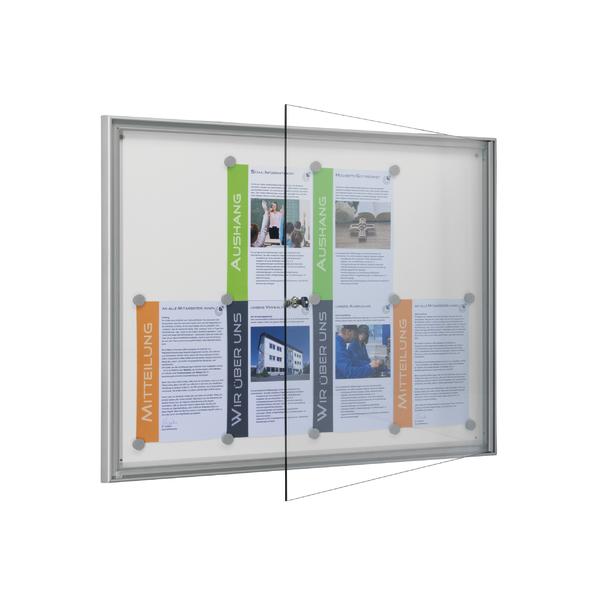 Schaukasten mit Glastür und Informationsblättern zu Mitteilungen und Aushang.