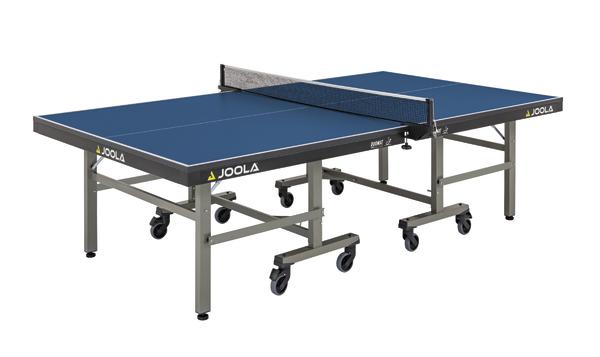 Tischtennisplatte JOOLA mit blauem Spielfeld, Netz und klappbarem Metallgestell auf Rollen.