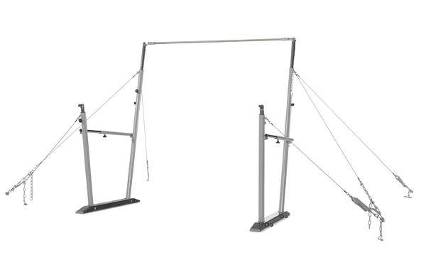 Stabiles Stahlgestell mit Spannseilen für Outdoor-Sport und Fitnessübungen.