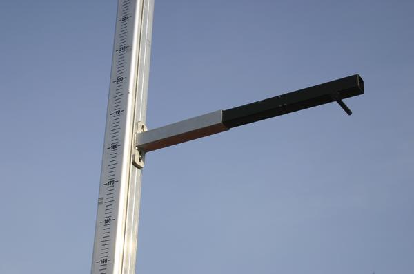 Hochsprunglatte an verstellbarem Ständer vor blauem Himmel