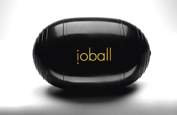 Schwarzer ioball Trainingsball mit gelbem Logo auf weißem Hintergrund, Fitnessgerät.