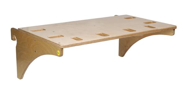 Wandmontierter Sprossenwand mit Halterungen und natürlicher Holzoptik.
