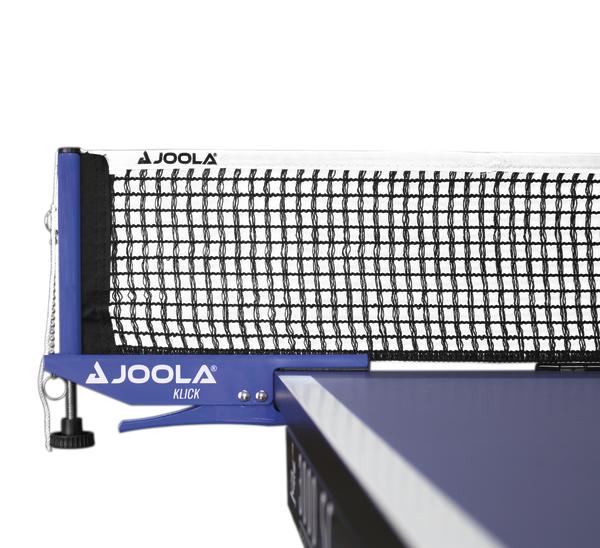 Tischtennisnetz mit blauer JOOLA Klick Halterung auf blauem Tischtennistisch.