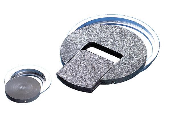 Zwei runde Bodeneckel mit grauer Oberfläche und Metallrahmen, groß und klein.