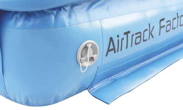 Aufblasbare blaue AirTrack Factory Gymnastikmatte mit Ventil für Luftbefüllung.