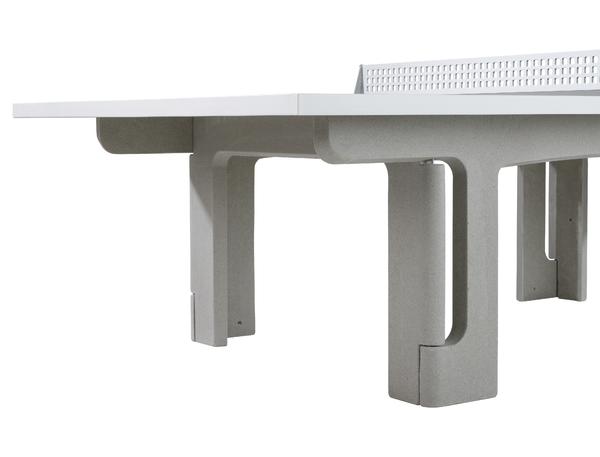 Moderner Outdoor-Tischtennistisch mit stabilem grauem Untergestell und weißer Spielfläche.