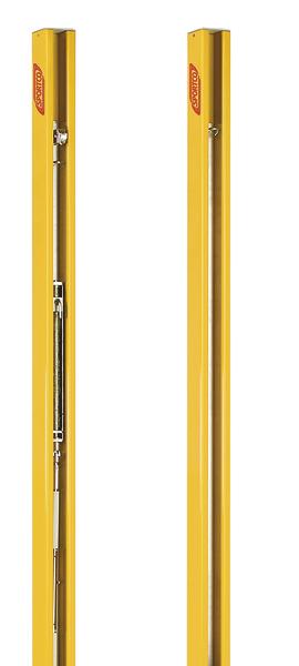 Zwei gelbe Beachvolleyball-Netzpfosten mit Spannvorrichtung und Kurbel.