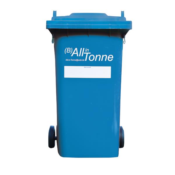 Blaue Spieltonne mit Deckel und Rädern, isoliert auf weißem Hintergrund.