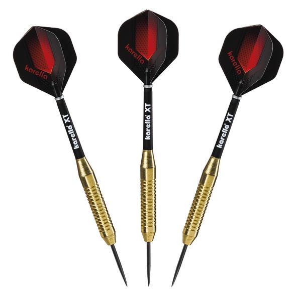 Drei goldene Darts mit schwarzen und roten Flights, Marke Karelia XT, auf weißem Hintergrund.