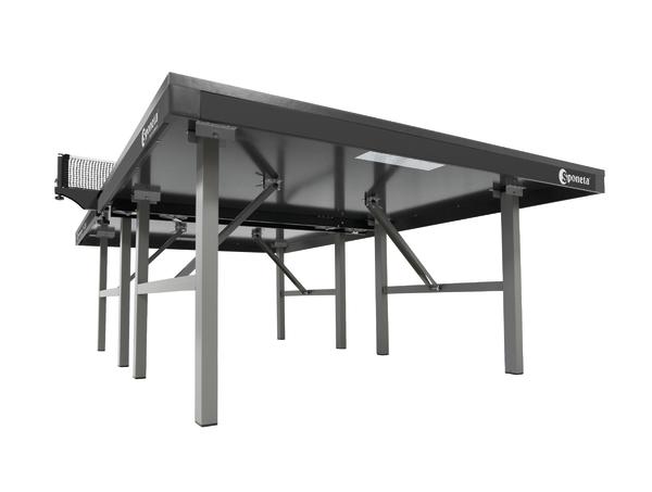 Robuster schwarzer Tischtennistisch mit Metallgestell und Netz, freigestellt auf weißem Hintergrund.