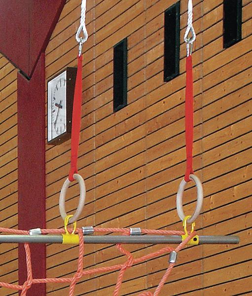 Turnringe mit Netz in einer Sporthalle vor einer Holzwand und einer Uhr an der Wand.