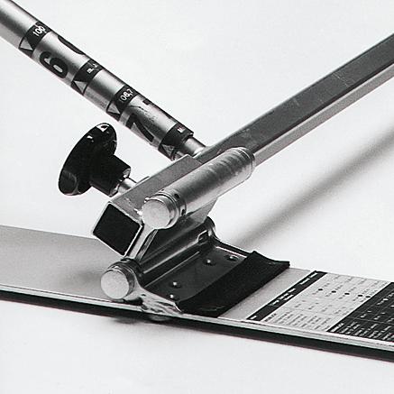 Skibindung mit verstellbarem Hebel und Maßstab auf weißem Hintergrund.