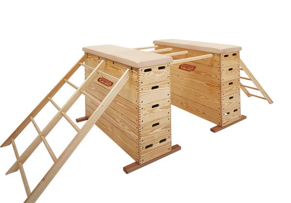 Zwei Holz-Sprungkasten mit Anstellleiter für Turnübungen im Sport und Gymnastik.