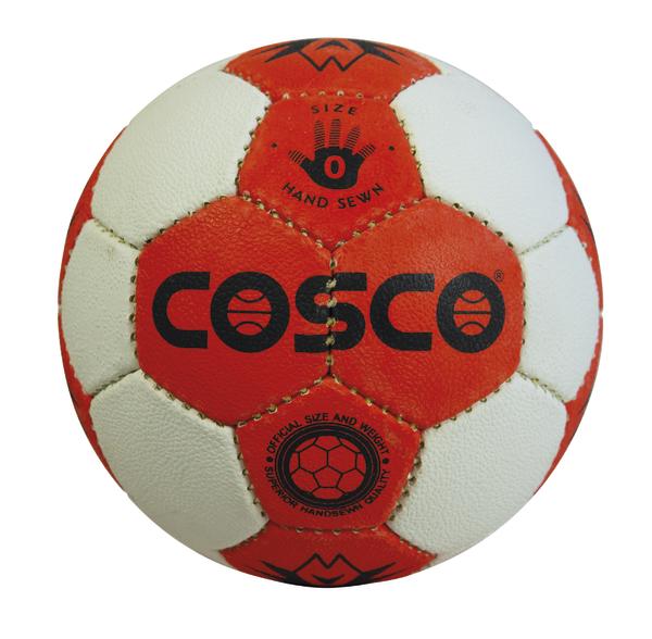 Handgenähter Cosco Fußball Größe 0 in Weiß und Orange, offizielles Spielball-Design.