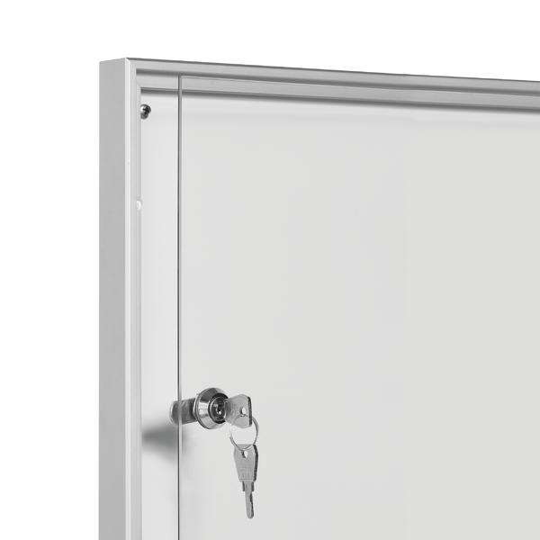 Schloss mit Schlüssel an weißem Metall-Schaukasten für sichere Informationspräsentation.