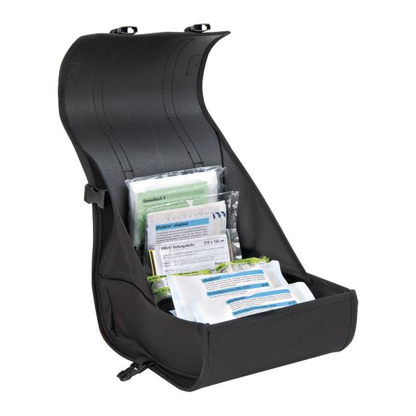 Schwarze Erste-Hilfe-Tasche mit Verbandmaterial und medizinischen Utensilien, geöffnet.