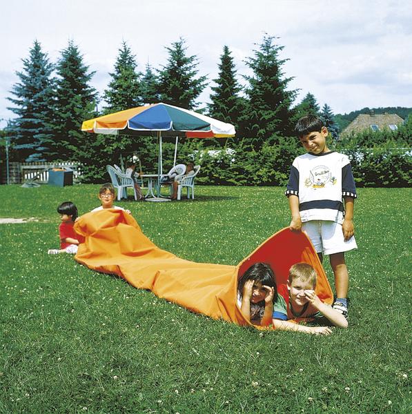 Kinderspiel mit orangem Spielschlauch, zwei Kinder kriechen hindurch auf weißem Hintergrund.